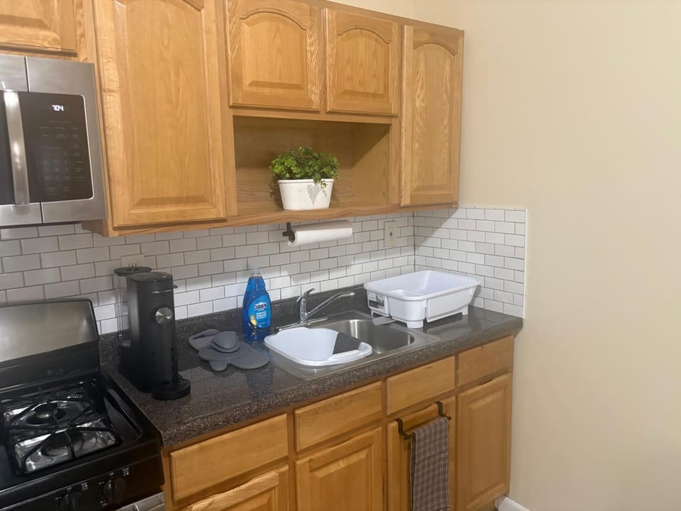 Rest Assured 3 bedroom near airport Apartment in Irvington
