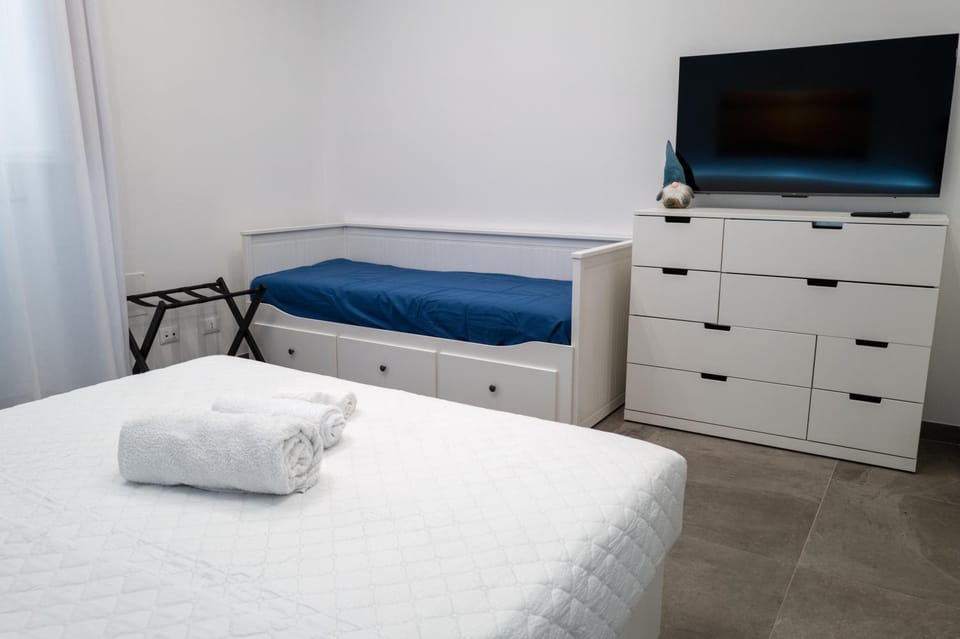 Bed, TV and multimedia, Photo of the whole room, Bedroom, towels
