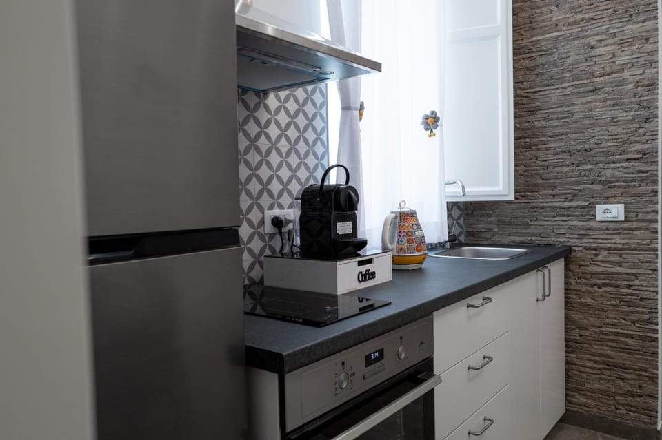 Coffee/tea facilities, Kitchen or kitchenette, oven, stove