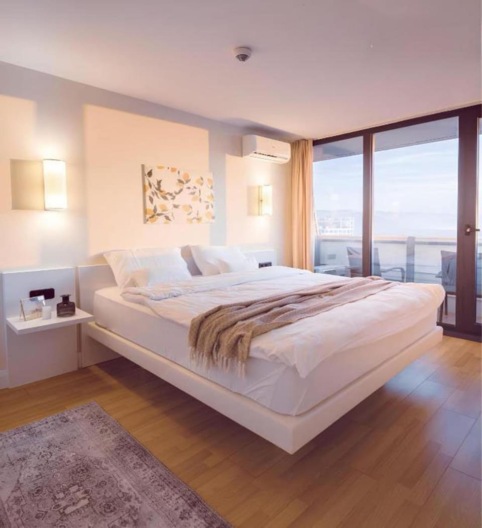 Bed, Natural landscape, Photo of the whole room, Bedroom, towels
