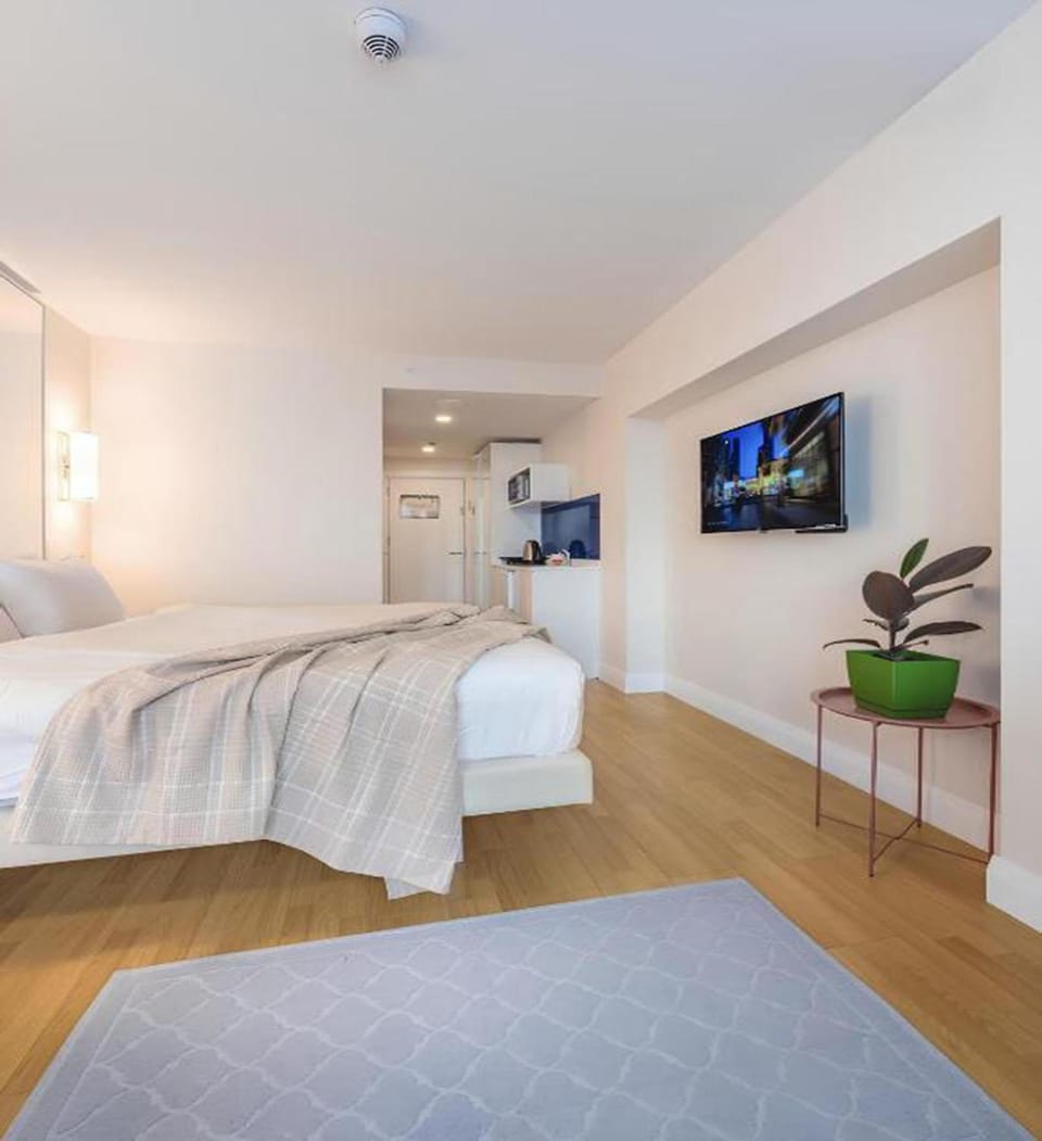 Bed, TV and multimedia, Photo of the whole room, Bedroom