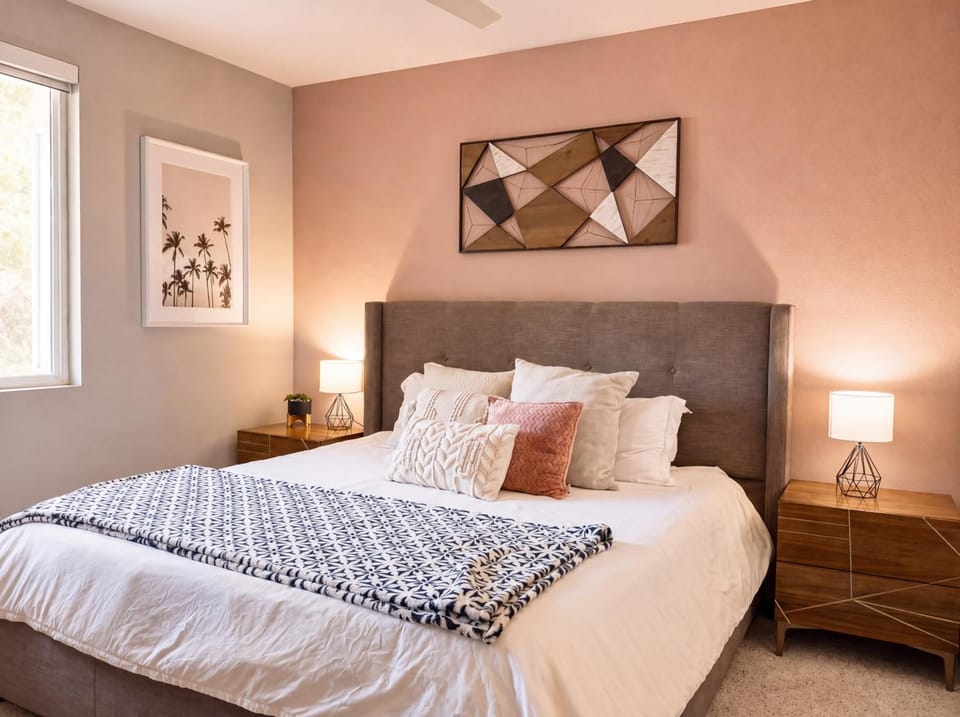 Bed, Photo of the whole room, Decorative detail, Bedroom