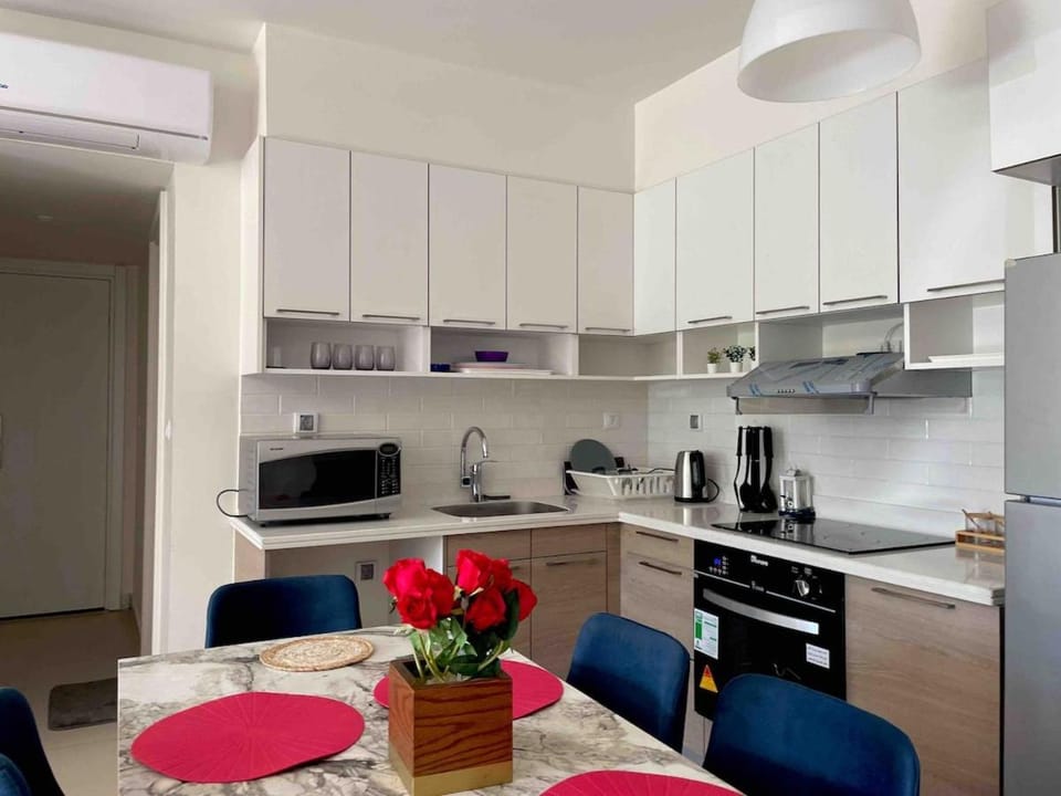 Coffee/tea facilities, Kitchen or kitchenette, Dining area, oven, stove
