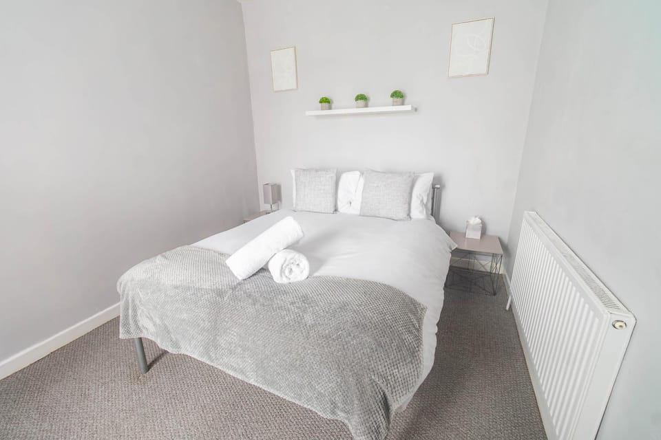 Bed, Photo of the whole room, Bedroom, internet, towels