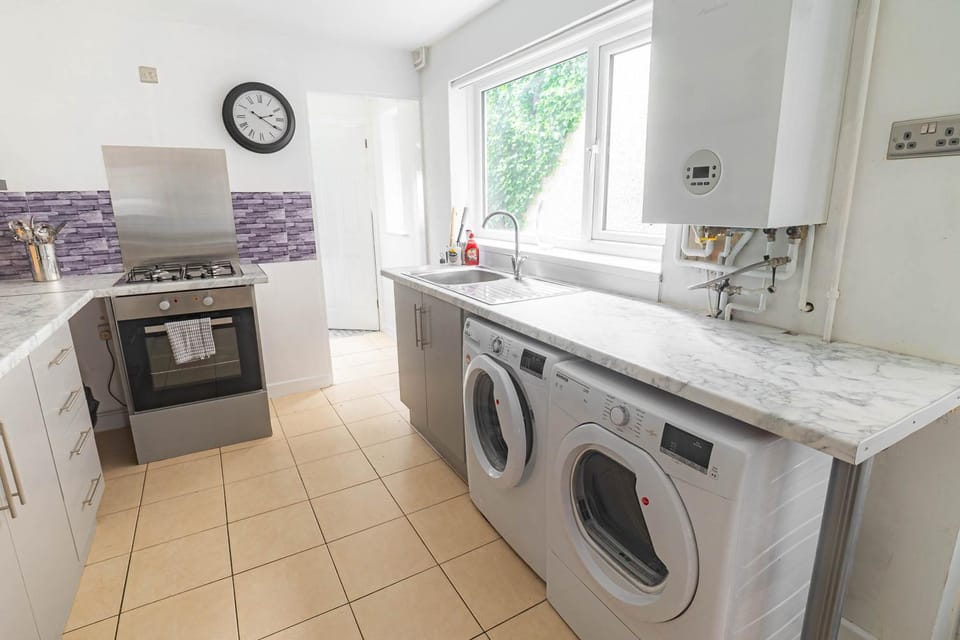 Kitchen or kitchenette, oven, stove, washing machine