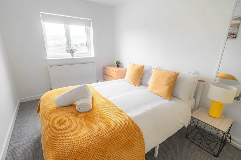 Bed, Photo of the whole room, Bedroom, towels