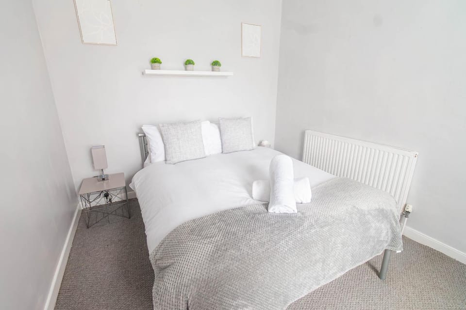 Bed, Photo of the whole room, Bedroom, internet, towels