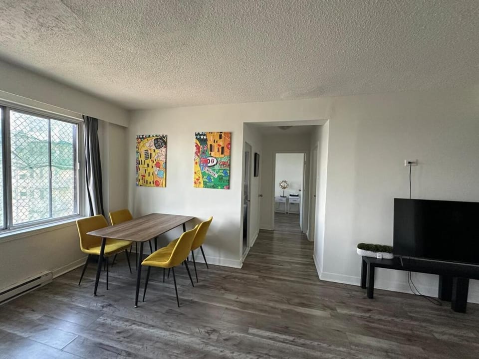 2BDRS at heart of DT, 2 metros, Concordia Apartment in Montreal