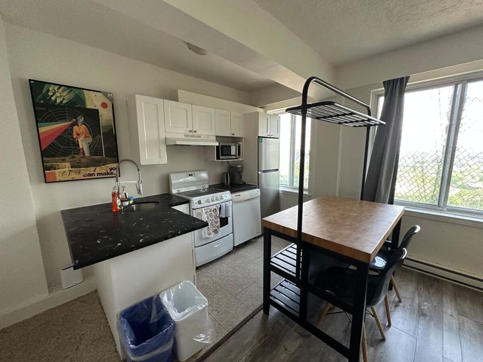 2BDRS at heart of DT, 2 metros, Concordia Apartment in Montreal