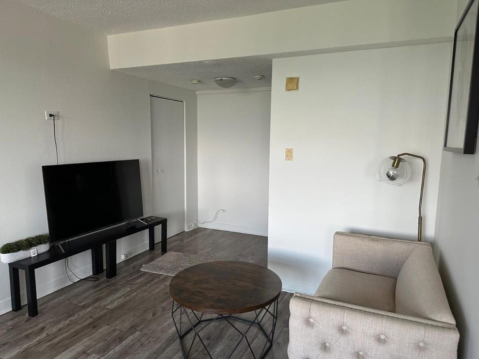 2BDRS at heart of DT, 2 metros, Concordia Apartment in Montreal