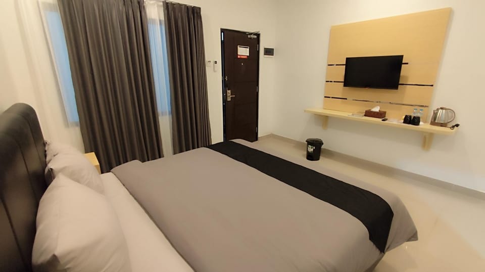 Bed, TV and multimedia, Photo of the whole room, Bedroom