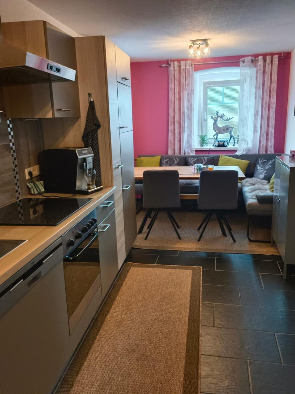 Kitchen or kitchenette, Seating area