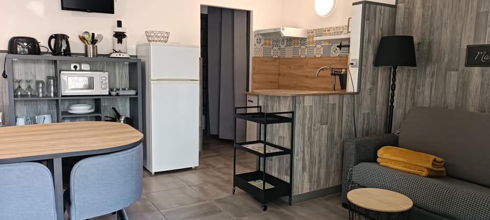 Kitchen or kitchenette, Seating area, Dining area