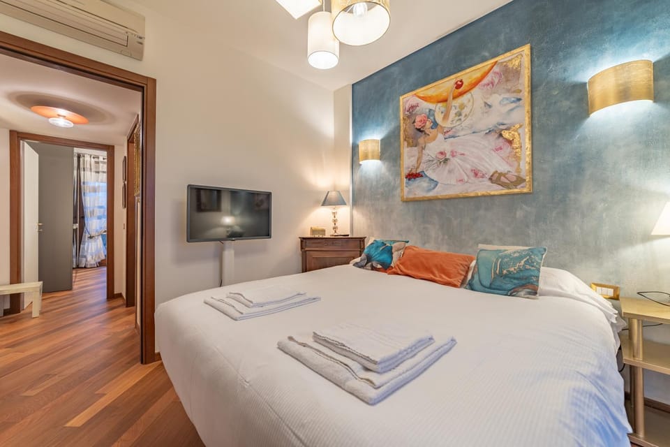 Bed, TV and multimedia, Photo of the whole room, Bedroom, towels