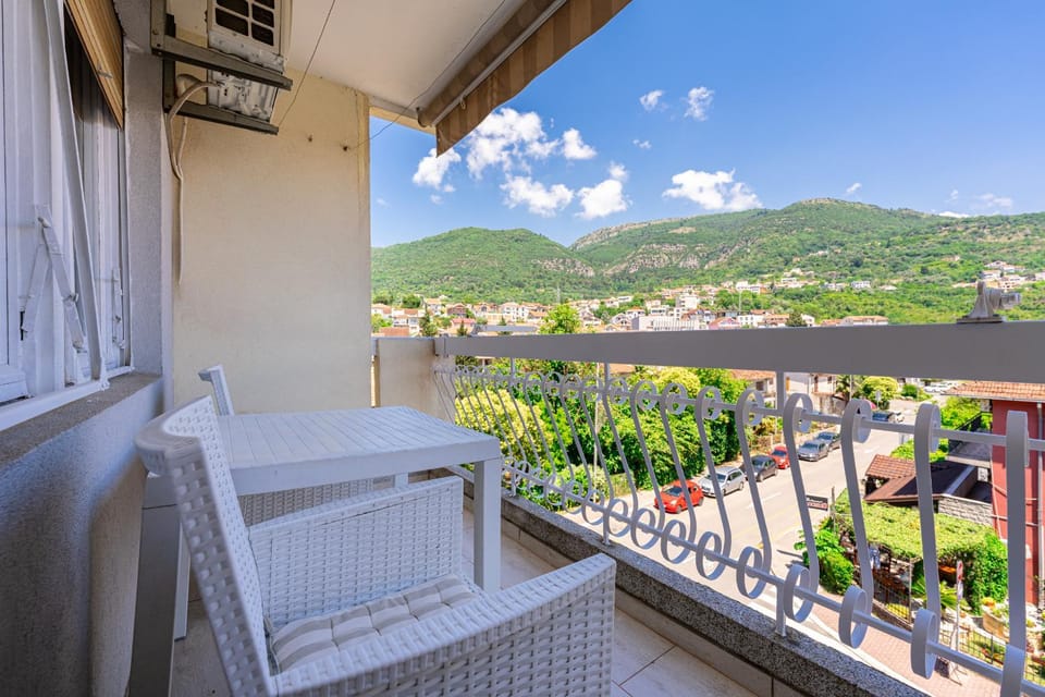 Natural landscape, Balcony/Terrace, Seating area, Mountain view