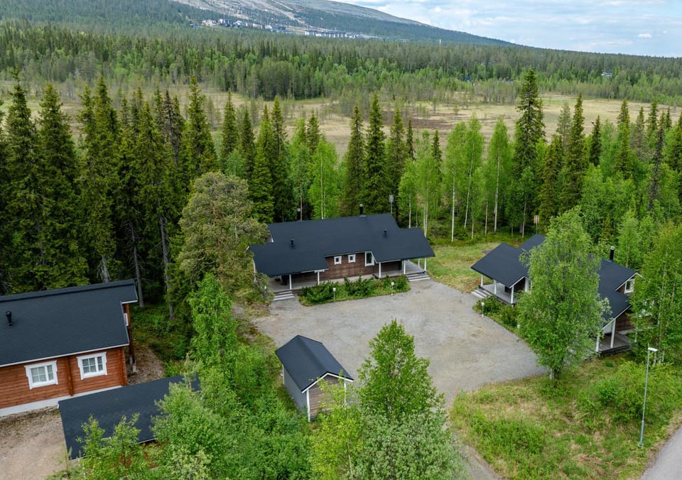 Property building, Nearby landmark, Neighbourhood, Skiing
