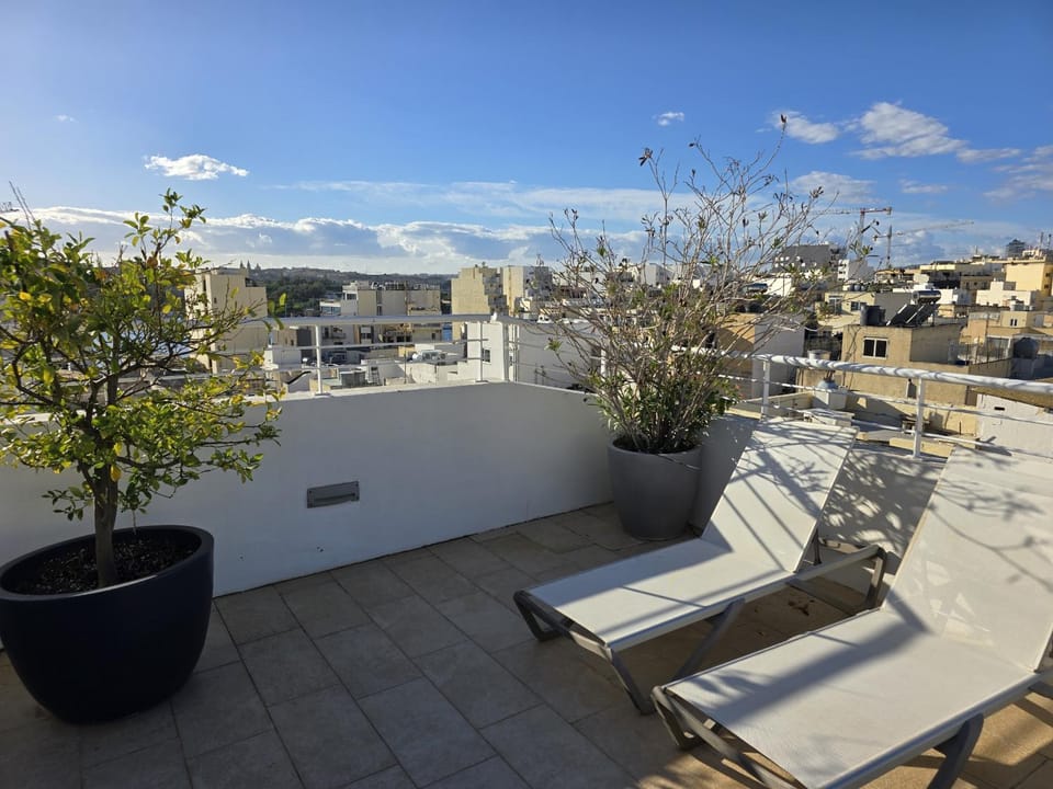 Studio in a traditional guest house, with private yard and shared roof terrace GOTWN1-8 Apartment in Sliema