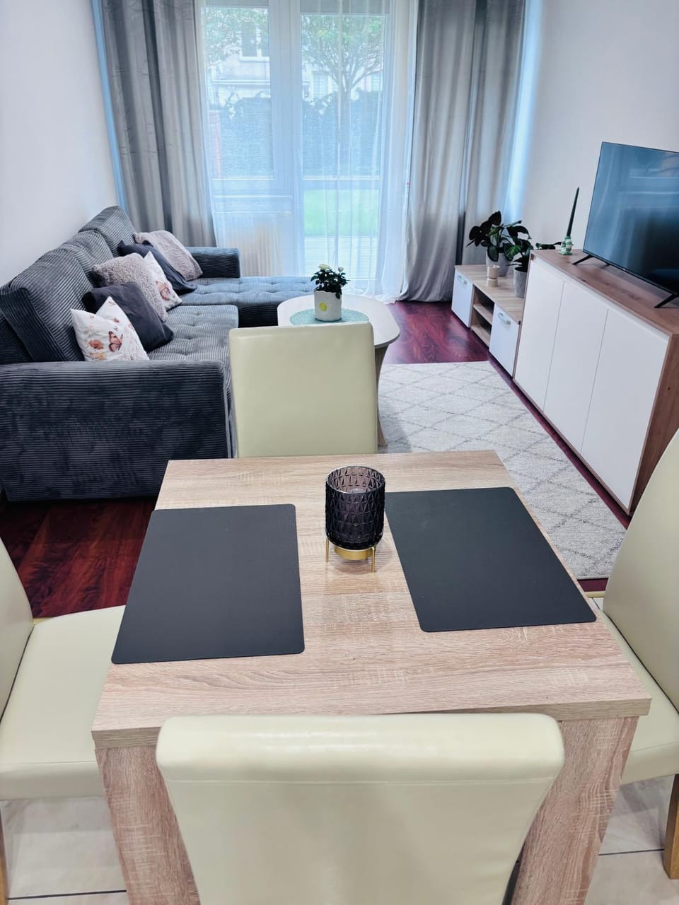 TV and multimedia, Living room, Seating area
