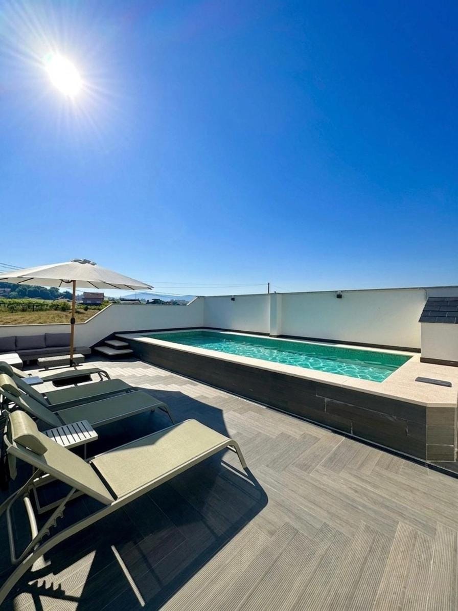 Swimming pool, sunbed