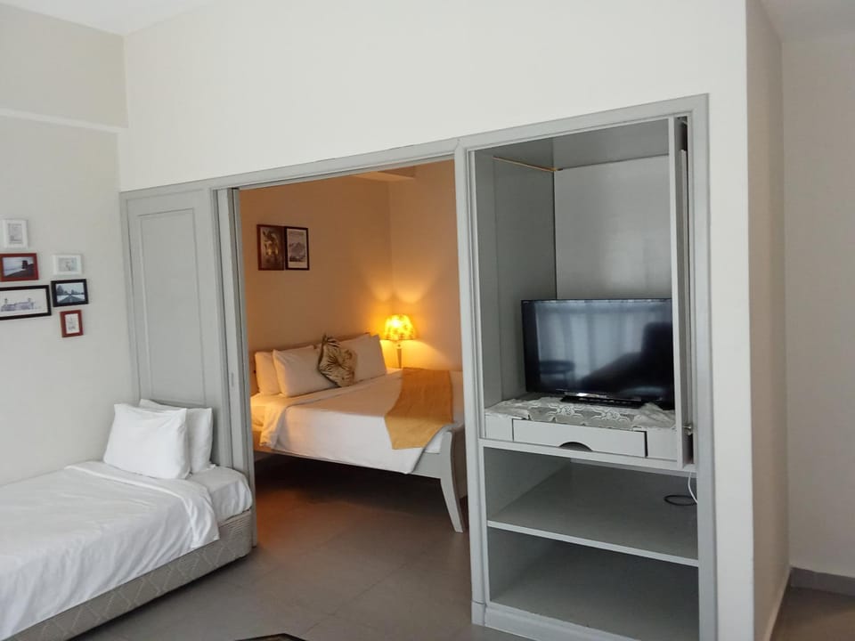 Communal lounge/ TV room, Bed, TV and multimedia, Photo of the whole room, Evening entertainment, Bedroom, hair dresser, wardrobe