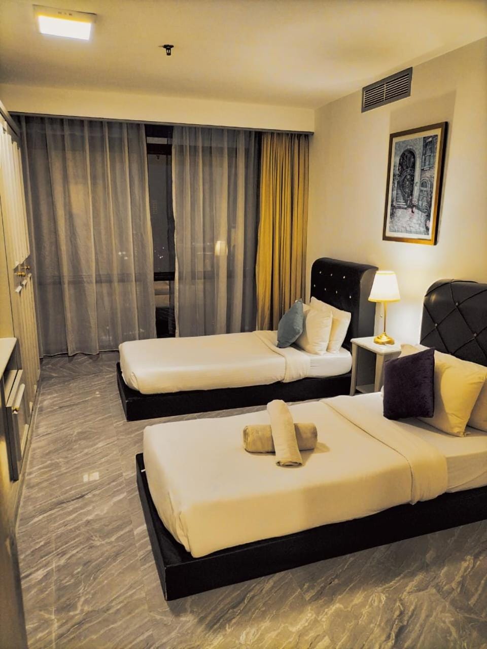 Bed, TV and multimedia, Living room, Photo of the whole room, Seating area, Bedroom