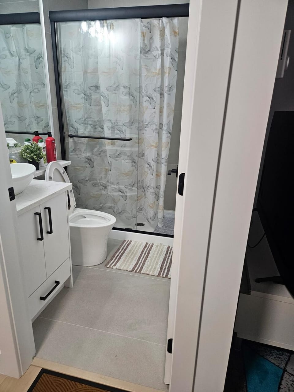 Cozy Haven One-Bedroom Suite Apartment in Surrey