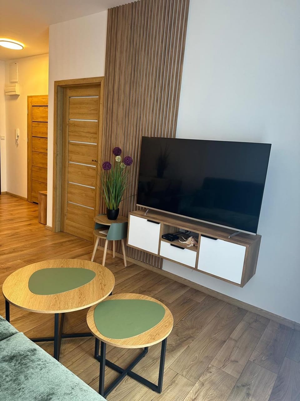 TV and multimedia, Living room, Seating area, Evening entertainment