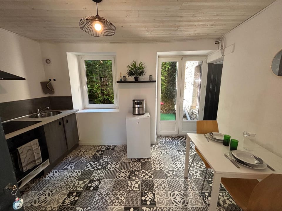 Coffee/tea facilities, Kitchen or kitchenette, Dining area, oven, pet friendly, stove, toaster