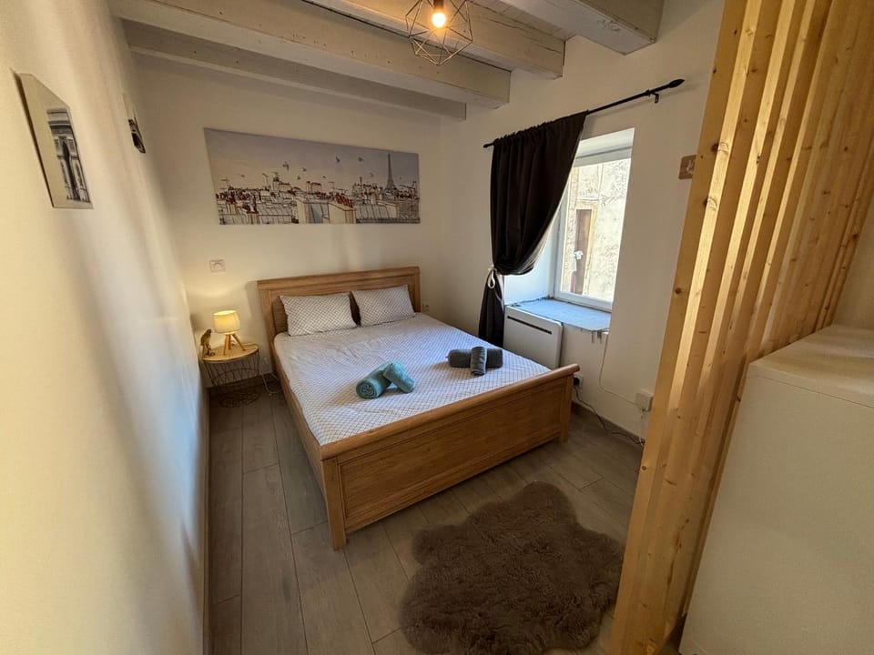 Bed, Photo of the whole room, Bedroom, towels