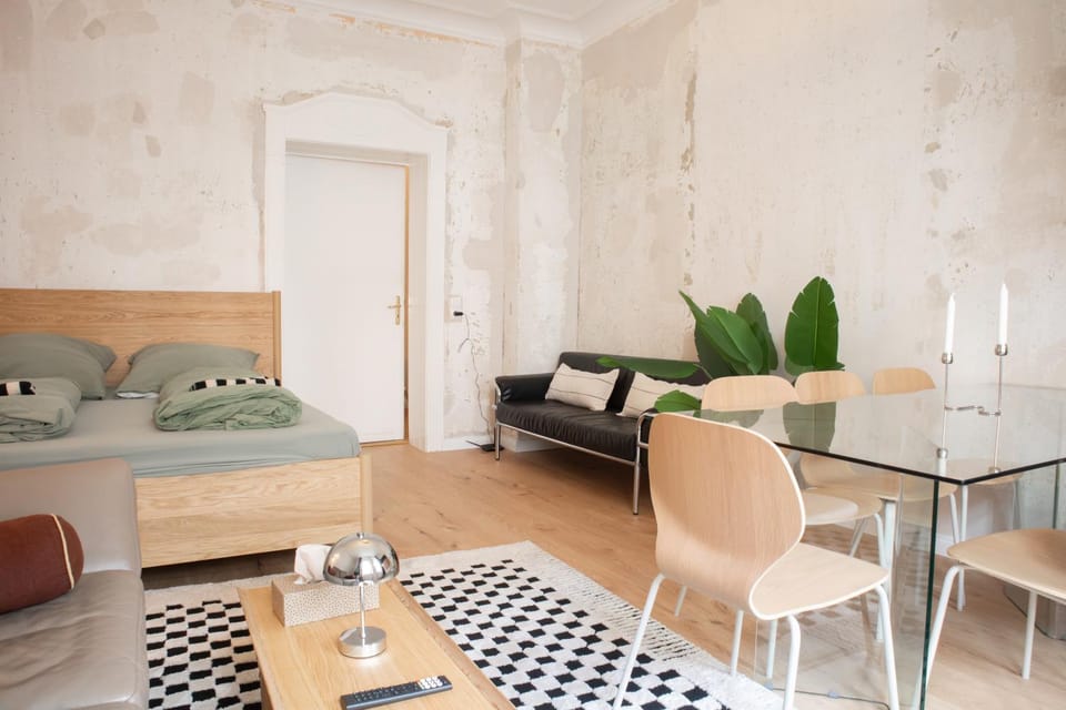 Bed, Living room, Photo of the whole room, Seating area, Dining area, Bedroom