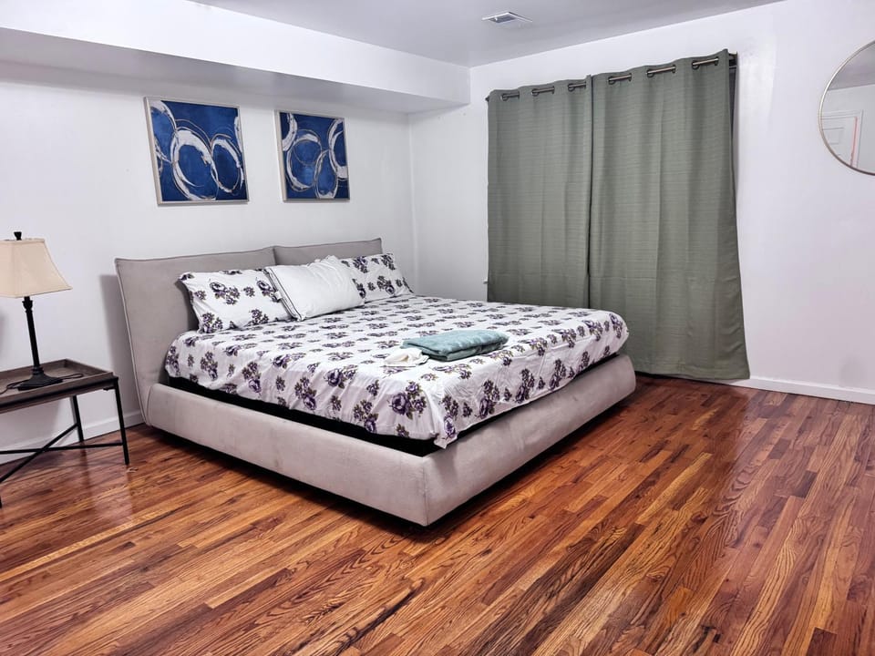 Elegant 3 bedroom 2 bath Downtown Newark Apartment in Newark