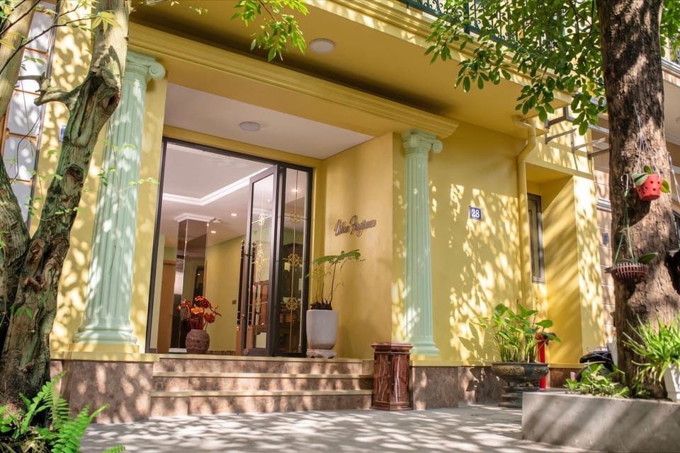 Property building, Facade/entrance, Day