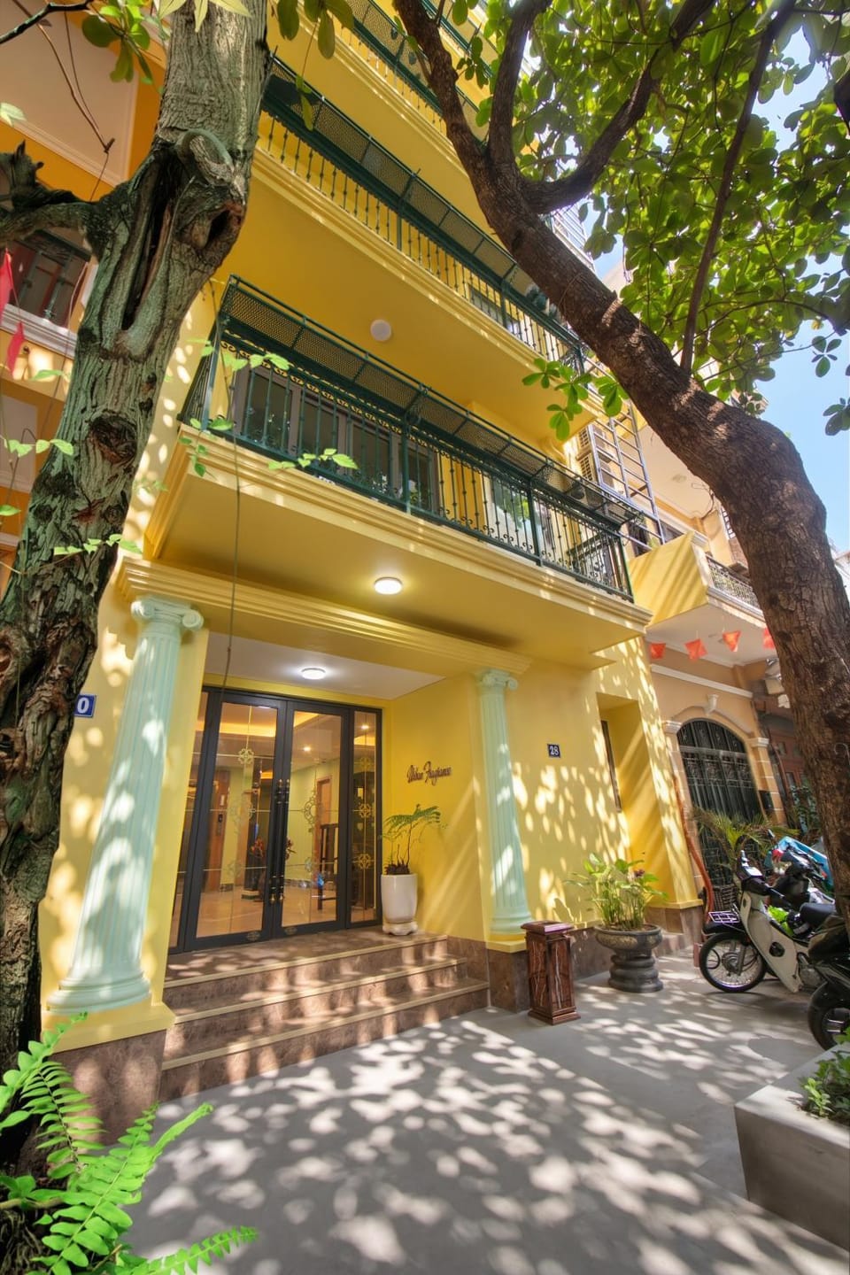 Property building, Facade/entrance, Day, Neighbourhood