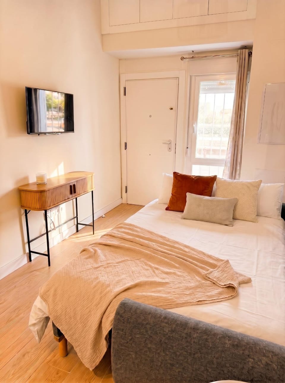 TV and multimedia, Living room, Seating area, Bedroom