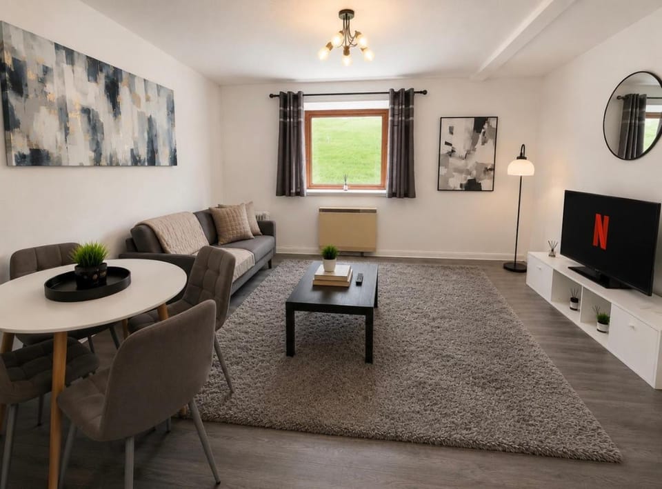TV and multimedia, Living room, Seating area, Dining area, Garden view