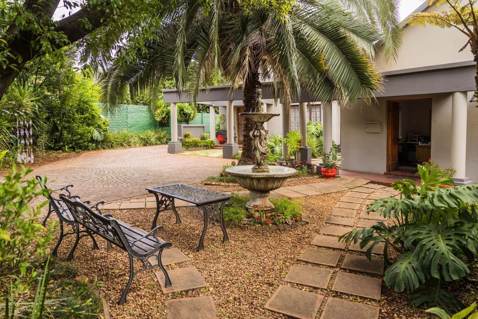 Property building, Facade/entrance, Day, Garden, Garden, Decorative detail, Seating area, Garden view, Parking