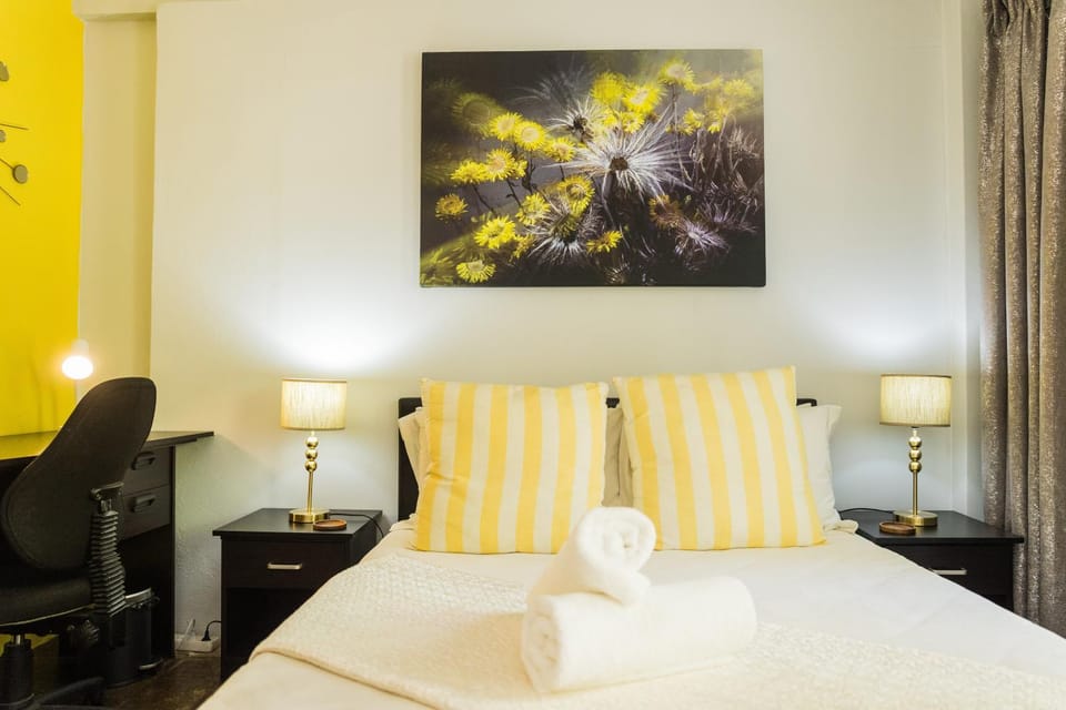 Bed, Photo of the whole room, Seating area, Bedroom