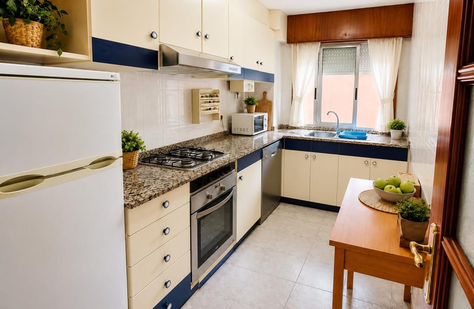 Kitchen or kitchenette, dishwasher, microwave, minibar, oven, kitchen