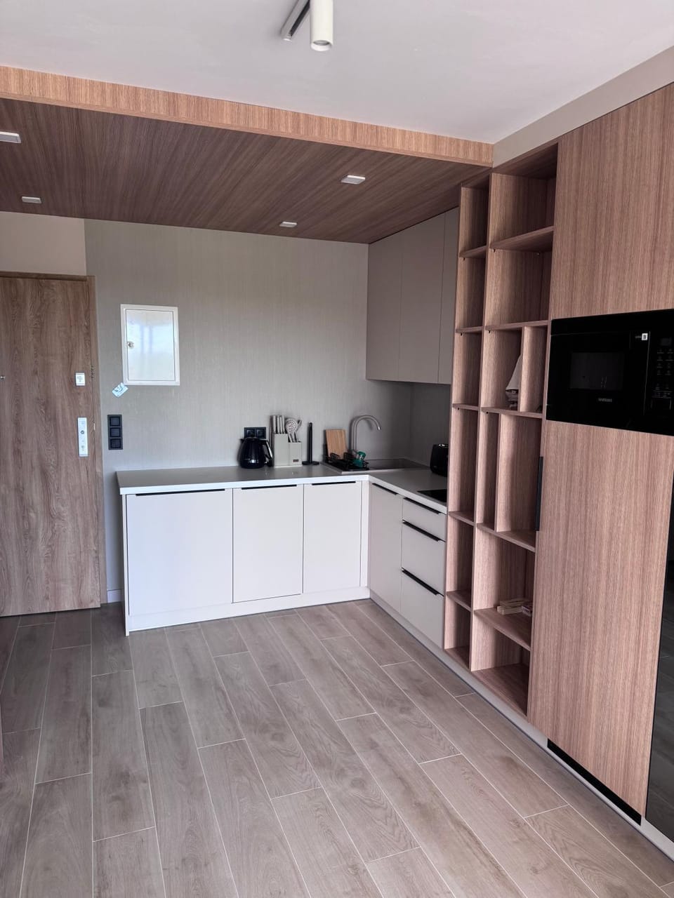 Kitchen or kitchenette, dishwasher, stove