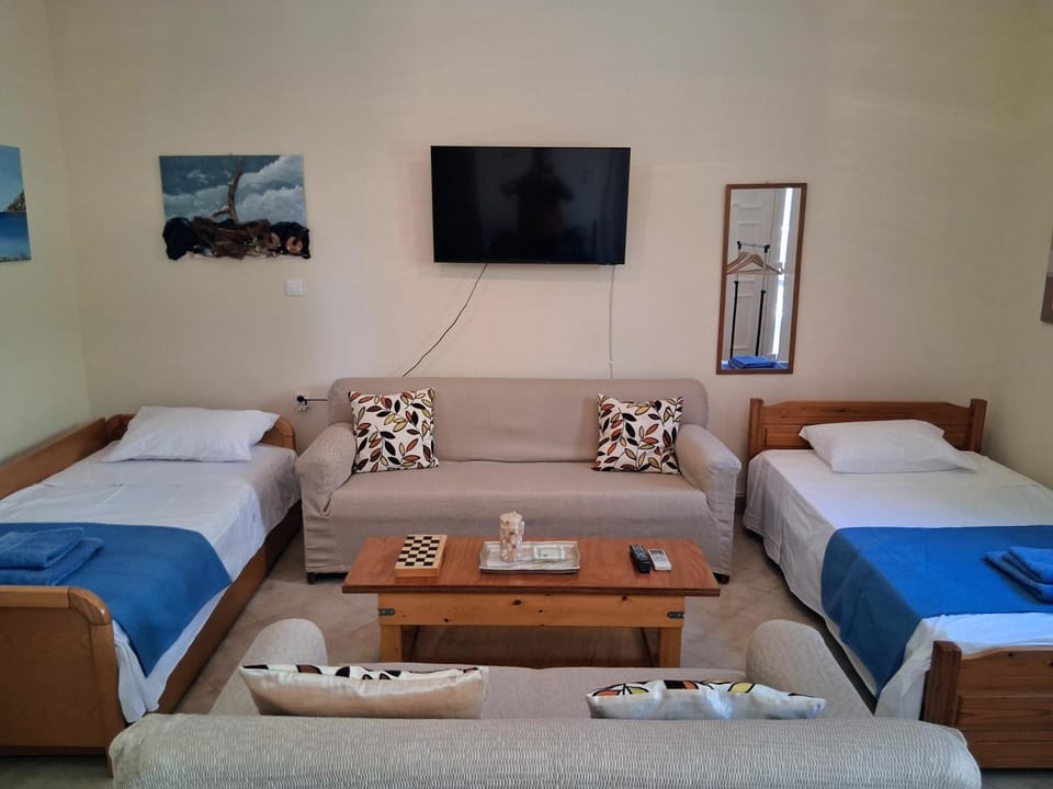 Bed, TV and multimedia, Living room