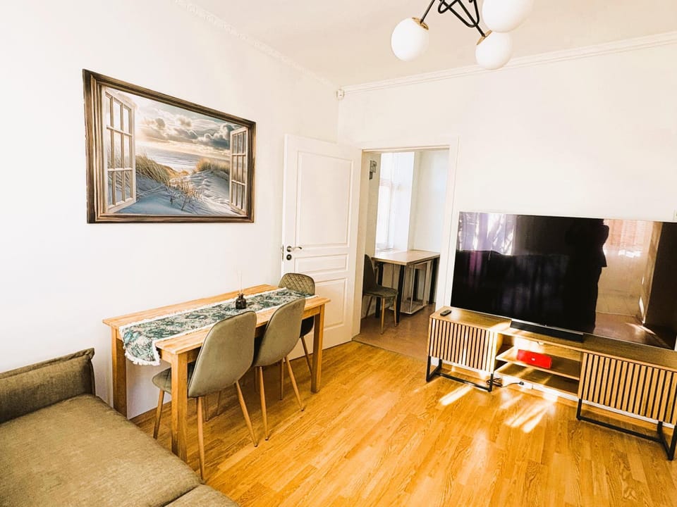 TV and multimedia, Living room, Dining area, Evening entertainment