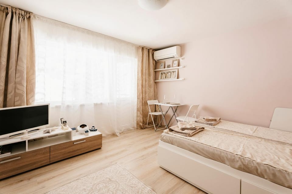 Communal lounge/ TV room, Bed, TV and multimedia, Living room, Bedroom