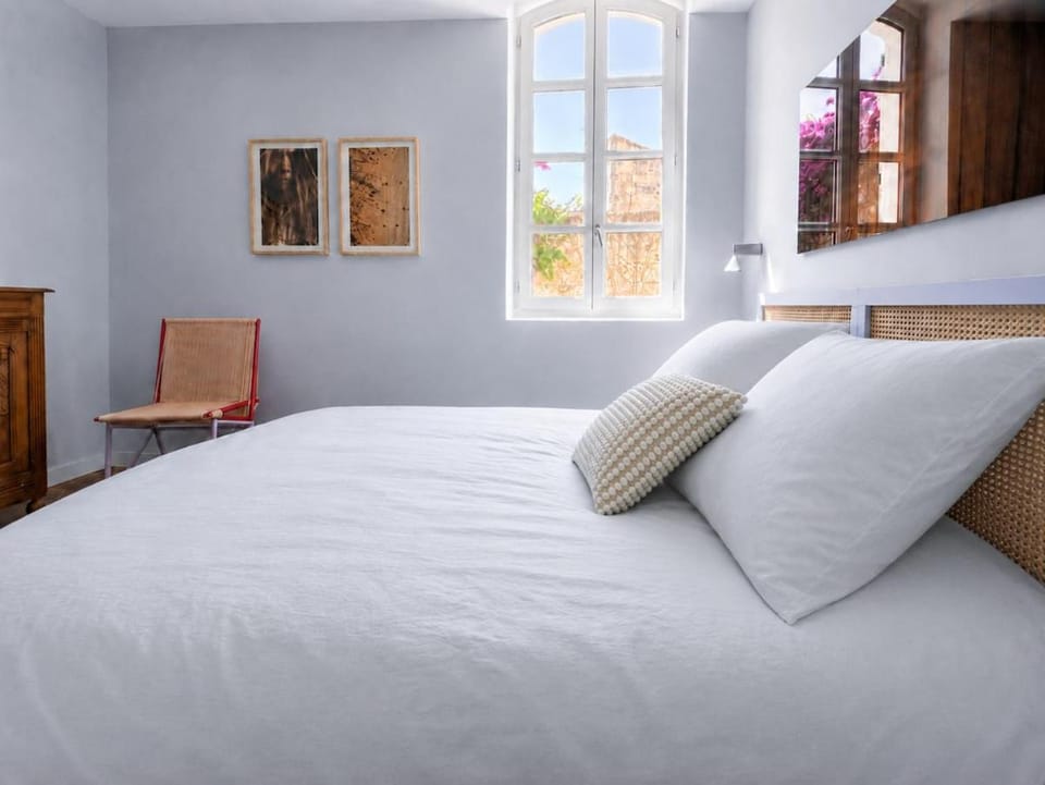 Bedroom, City view