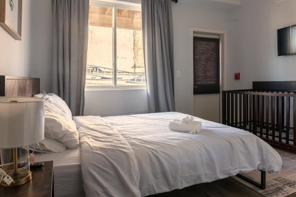 Luxury 4BR4BAGame TablePatioWDSleep12 Apartment in Philadelphia