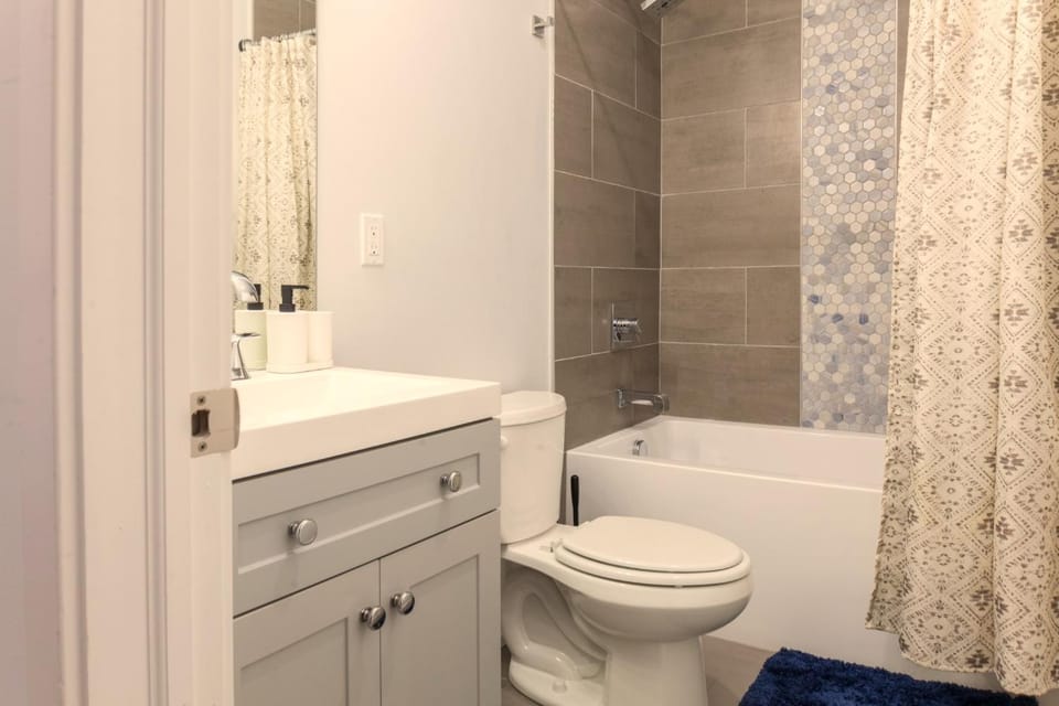 Luxury 4BR4BAGame TablePatioWDSleep12 Apartment in Philadelphia