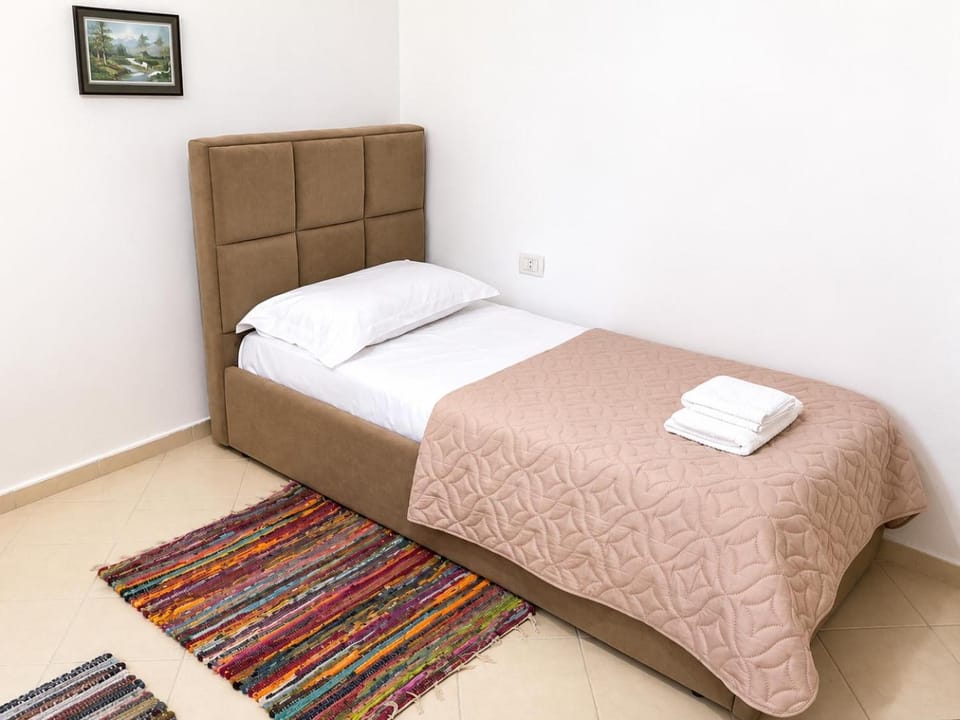 Bed, Bedroom, towels