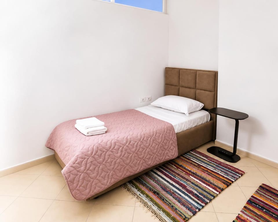 Bed, Bedroom, towels