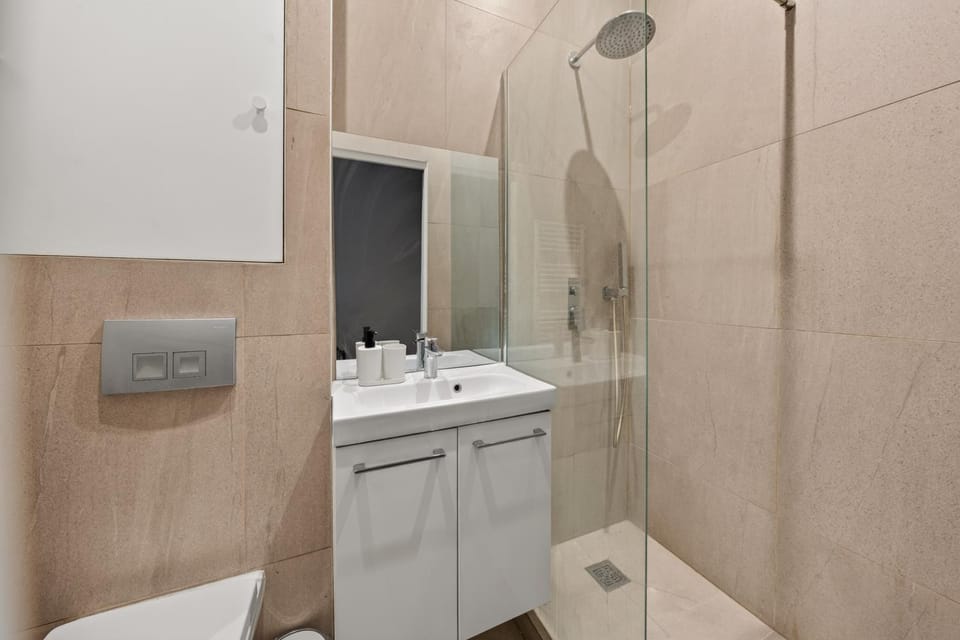 Shower, Toilet, Bathroom, towels