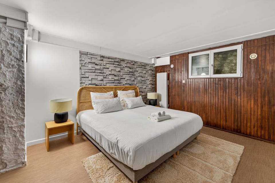 Bed, Bedroom, heating, internet, towels
