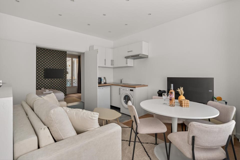 TV and multimedia, Coffee/tea facilities, Kitchen or kitchenette, Living room, Dining area, internet, acessibility